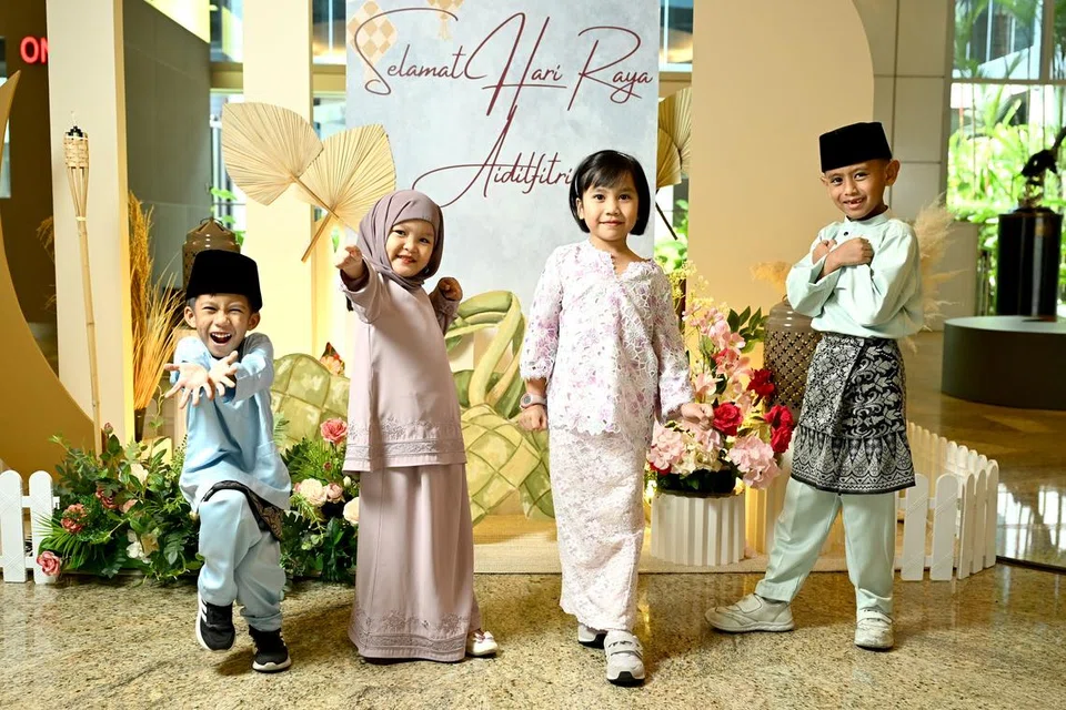 Tetamu cilik NoTapis Edisi Raya, (dari kanan) Azam Syukri Anwar, Munawwarah Mohammad Hanafi, Aleena Mohamed Azmi dan Khalid Saifullah Muhammad Isamuddin.