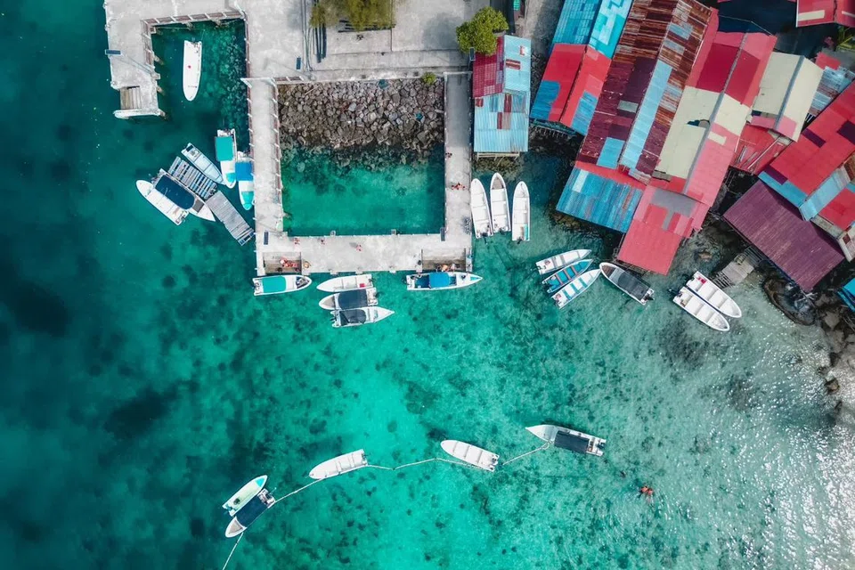Pulau Weh terletak 45 minit jauh jika menaiki feri dari Banda Aceh.