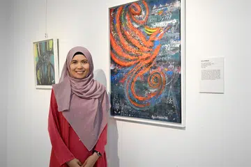 Cik Suhaila Omar, yang lebih dikenali sebagai Ayla Aireka merupakan antara anggota terbaru Angkatan Pelukis Aneka Daya (Apad) yang mengetengahkan karya mereka dalam pameran AKAR Kontemporari 2026, sempena ulang tahun ke-64 persatuan seni tersebut.
