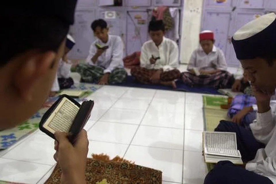 KELAS MEMBACA AL-QURAN: Kian banyak kelas belajar bahasa Arab dan membaca Al-Quran yang diiktiraf untuk dimanfaatkan agar celik kitab suci yang terakhir daripada Allah. - Foto hiasan