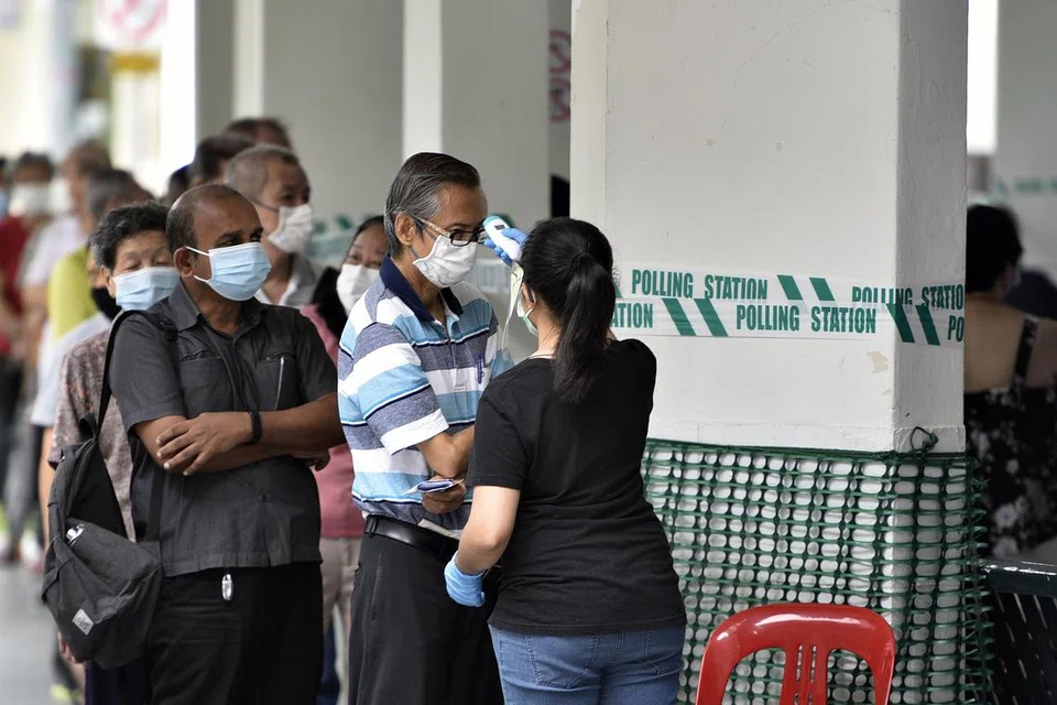 Pengundi beratur menunggu giliran membuang undi semasa Pilihan Raya Umum 2020. Apabila tiba pilihan raya, jangan mengusir asap, meninggalkan api, yang bermaksud mencari sesuatu yang kurang penting, meninggalkan yang lebih penting. Yang dibimbangi ialah akhirnya yang dikejar tak dapat, yang dikendong berciciran, iaitu keuntungan yang diharapkan tak didapati, sedangkan yang telah ada hilang pula.