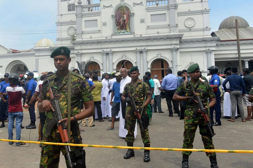TAHAP KESELAMATAN KETAT: Pegawai keselamatan Sri Lanka berjaga-jaga di luar gereja St. Anthony di ibu kota Colombo yang dikejutkan letupan bom semalam. - Foto AFP