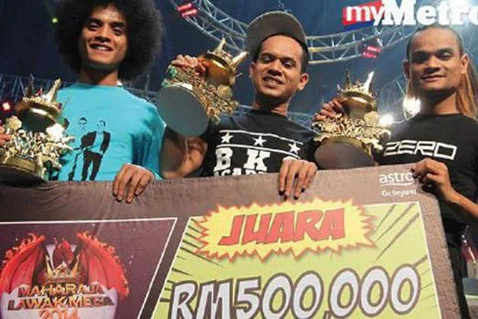 JUARA LAWAK: Kumpulan adik-beradik Zero yang terdiri daripada Sharif Kunal Doli Sahrif, 23 tahun, Sahrif Kadil Doli Sahrif, 25 tahun dan Mohammad Syaiful Doli Sahrif, 27 tahun, memenangi setengah juta ringgit dalam Maharaja Lawak Mega 2014. - Foto HARIAN METRO