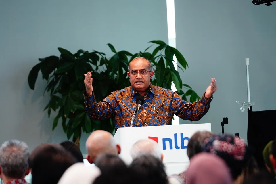 Profesor ekonomi politik di Universiti Malaya, Profesor Edmund Terence Gomez, menekankan bahawa golongan cendekiawan tidak harus sekadar mengikut trend kecerdasan buatan (AI) secara melulu, tanpa turut mempersoal implikasinya terhadap masyarakat dan bagaimana kuasa boleh disalahgunakan.