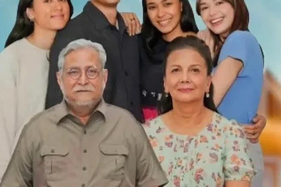 Selepas sekitar 24 tahun tidak berlakon bersama sebagai suami isteri, Christine Hakim (depan, kanan) kembali membawa peranan isteri yang cukup terkesan apabila suaminya (lakonan Slamet Rahardjo, depan, kiri) meninggal dunia. Di belakang adalah empat anak mereka, peranan yang dibawa (dari kiri) Yasmin Napper, Fedi Nuril, Adinia Wirasti dan Amanda Manopo.