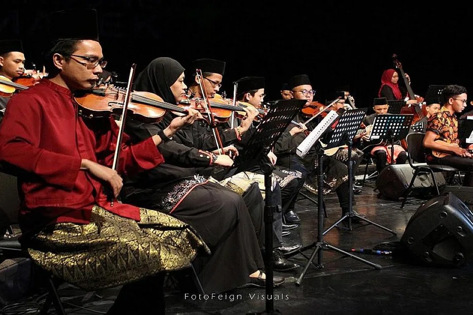 DEKATI ORANG RAMAI: Orkestra Sri Temasek akan mengajak hadirin menikmati warna-warni dan sejarah muzik tradisional Melayu seperti inang, joget, zapin dan asli di samping berinteraksi dengan anda di Ang Mo Kio Central Stage esok. - Foto ORKESTRA SRI TEMASEK