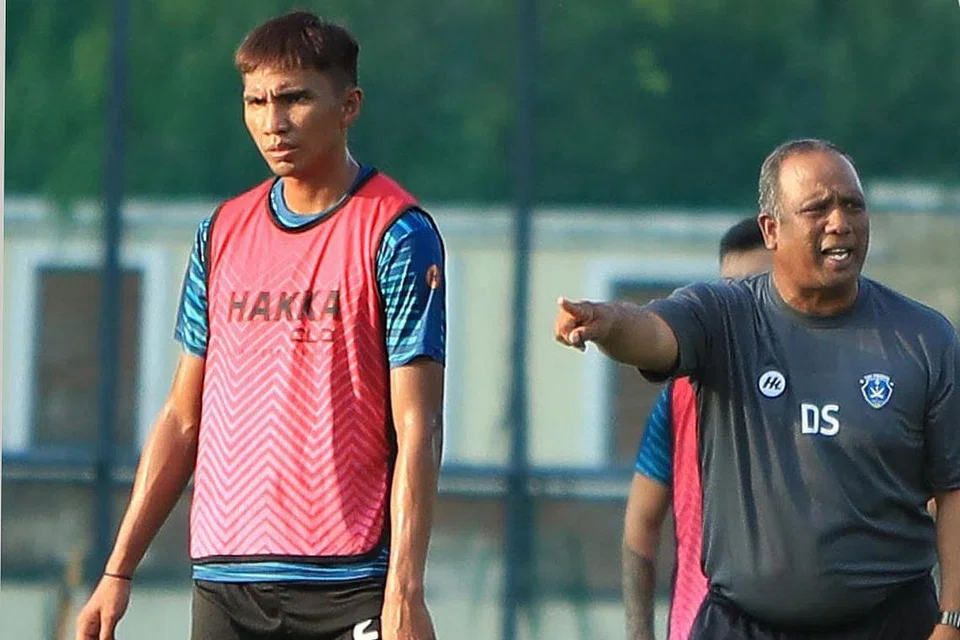 DISATUKAN SEMULA: Fandi pernah menyarung jersi pasukan Pahang pada 1991 dan 1992, malah menjulang Piala Malaysia pada musim keduanya di Kuantan, bersama-sama Dollah (gambar atas, kanan, dilihat mengendalikan latihan pasukan). - Foto fail, FACEBOOK SRI PAHANG FC