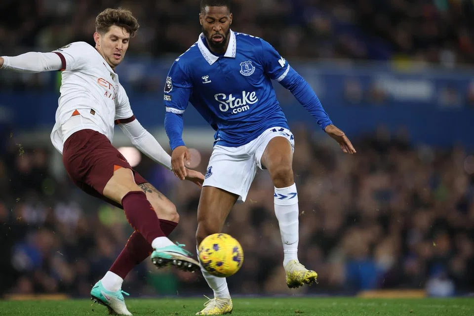 DAPAT DIELAK: Pemain pertahanan City, John Stones (kiri), mengalami kecederaan apabila menghalang penyerang Everton, Beto, cuba menjaringkan gol walaupun beliau dalam keadaan ofsaid. Pengurus Cty, Pep Guardiola, berasa kecederaan itu dapat dielakkan jika keputusan ofsaid dibuat lebih awal.