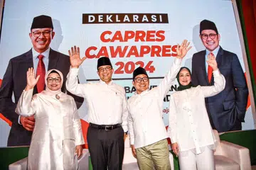 PENGUMUMAN MENGEJUTKAN: Anies Baswedan (dua dari kiri) dan Encik Muhaimin Iskandar (dua dari kanan) masing-masing diisytihar calon presiden dan naib presiden bagi penggal 2024-2029. Pengumuman itu dibuat semasa majlis pengisytiharan oleh Pengerusi Parti Nasdem Surya Paloh di Surabaya, Jawa Timur dan disiarkan secara langsung di televisyen tempatan.