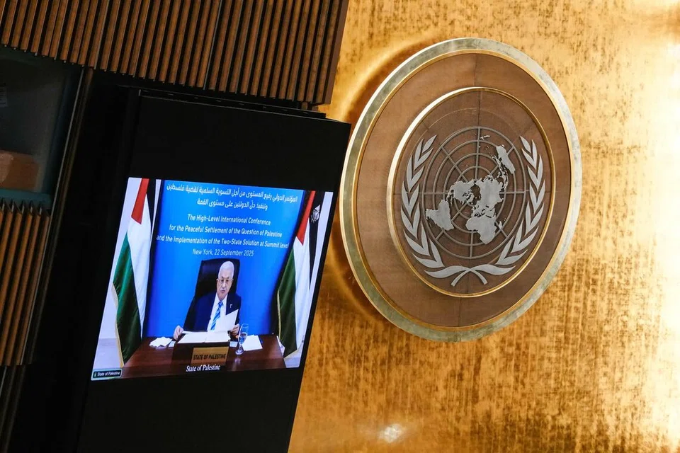 Presiden Palestin Mahmoud Abbas kelihatan di skrin ketika beliau berucap kepada para delegasi semasa mesyuarat peringkat tinggi ketua-ketua negara mengenai penyelesaian dua negara antara Israel dan Palestin di ibu pejabat Pertubuhan Bangsa-Bangsa Bersatu, New York, Amerika Syarikat, 22 September 2025.