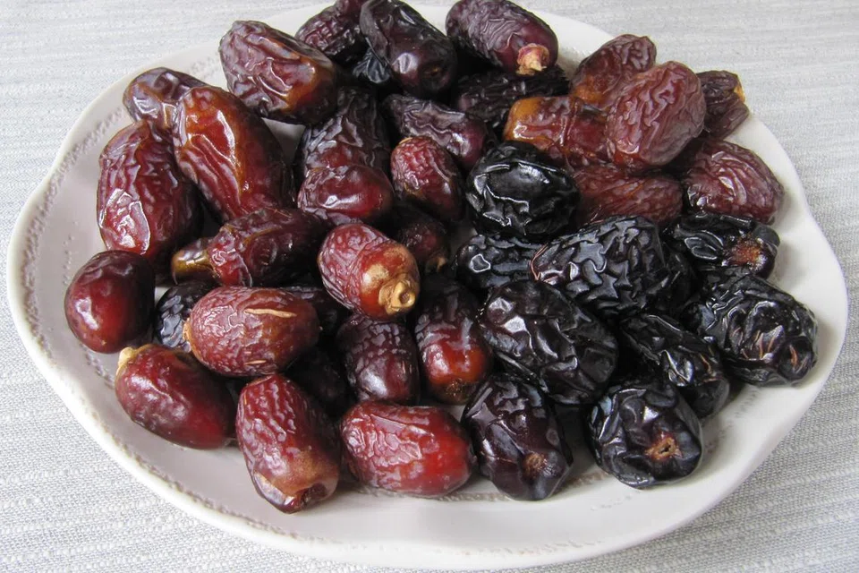 Sewaktu berbuka puasa, elakkan daripada memakan terlalu banyak kurma. Cukup sekadar sebiji dua kerana paras gula akan naik secara mendadak jika makan terlalu banyak kurma.