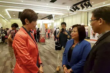 SKIM BARU BAGI SEKTOR PERHOTELAN: Cik Josephine Teo (kiri) berbincang dengan Cik Angeline Tan, pengurus besar Park Hotel Alexandra, dan Encik Chng Chee Meng, pengurus sumber manusia Kumpulan Park Hotel. - Foto THE STRAITS TIMES