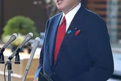 PM BARU JEPUN: Ketua LDP Jepun, Encik Fumio Kishida, dipilih sebagai perdana menteri ke-100 negara itu dan mahu memimpin parti tersebut untuk menghadapi pilihan raya umum yang kini dilaporkan diadakan pada 31 Oktober. - Foto AFP