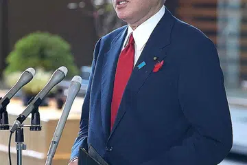 PM BARU JEPUN: Ketua LDP Jepun, Encik Fumio Kishida, dipilih sebagai perdana menteri ke-100 negara itu dan mahu memimpin parti tersebut untuk menghadapi pilihan raya umum yang kini dilaporkan diadakan pada 31 Oktober. - Foto AFP