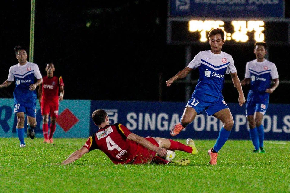 CEDERA: Pemain Young Lions, Adam Swandi (dua dari kanan), akan terlepas bermain selama dua minggu selepas mengalami keretakan tulang pipi.- Foto RAJ KIRAN CHOBEY