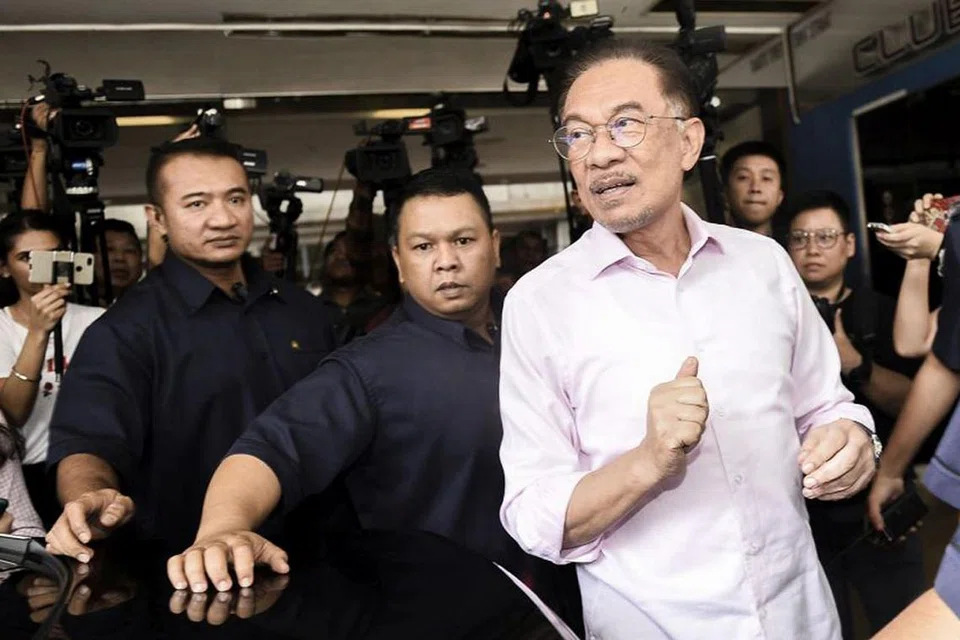 TIADA LAGI PERTEMUAN DENGAN MAHATHIR: Datuk Anwar dilihat meninggalkan Hotel Eastin di Petaling Jaya selepas pertemuan pemimpin Pakatan Harapan semalam. - Foto MALAY MAIL