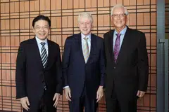 Perdana Menteri, Encik Lawrence Wong (kiri), dan Menteri Kanan Emeritus (ESM), Encik Goh Chok Tong (kanan), bersama mantan Presiden Amerika Syarikat, Encik Bill Clinton, pada 21 Mei.