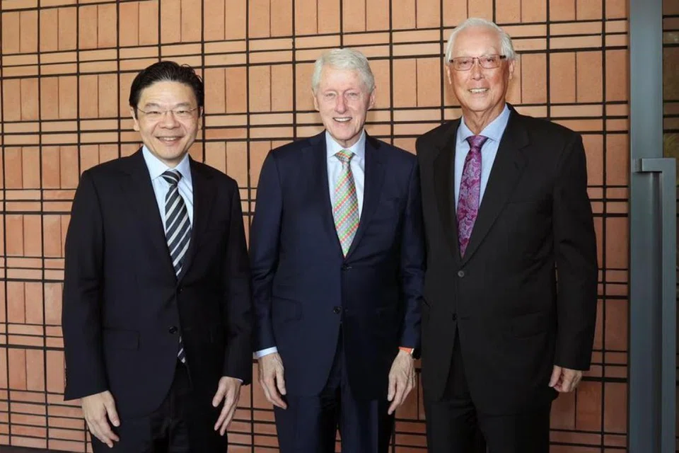 Perdana Menteri, Encik Lawrence Wong (kiri), dan Menteri Kanan Emeritus (ESM), Encik Goh Chok Tong (kanan), bersama mantan Presiden Amerika Syarikat, Encik Bill Clinton, pada 21 Mei.
