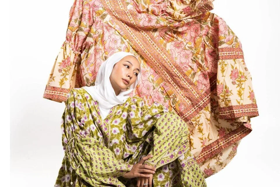 Jenama, Thingamajigs, kini dikenali dengan cetakan berwarna-warni dan potongan yang lebar, dengan rekaannya banyak dipengaruhi pengalaman hidup pengasasnya sebagai pemakai potongan bersaiz besar.