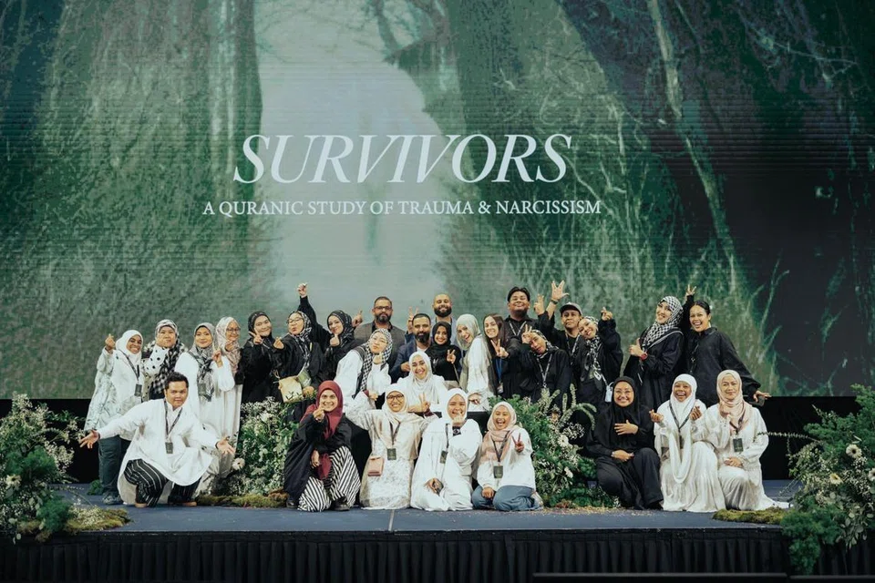 GABUNG TENAGA: Para petugas seminar Survivors merakamkan kenangan bersama Cik Yasmin Mogahed di akhir seminar dua harinya di Pusat Konvensyen Suntec City.