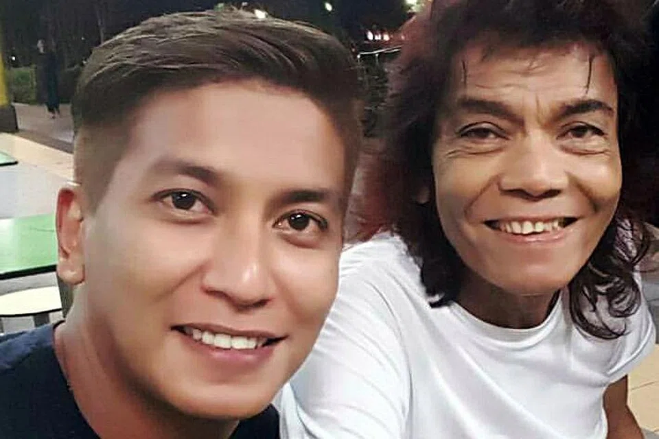 ANAK DAN BAPA: Pelakon dan penyanyi setempat Fido Ahdross (kiri) menganggap bapanya, Allahyarham S. Rosley, sebagai sumber motivasi. - Foto ihsan FIDO AHDROSS