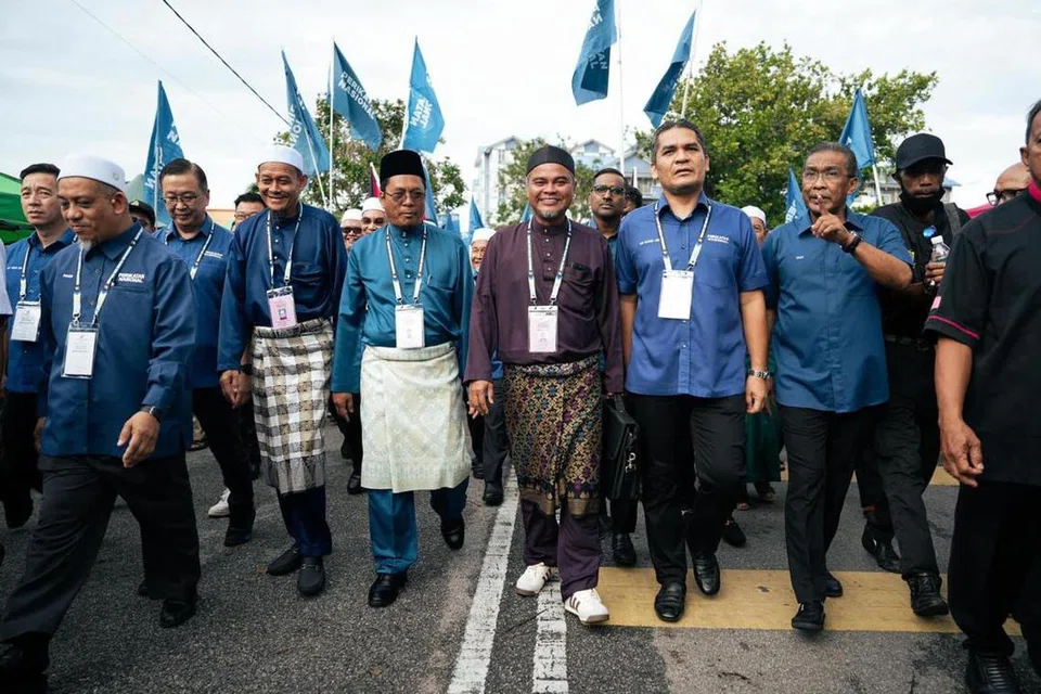Calon Perikatan Nasional (PN) dari Parti Islam SeMalaysia (PAS), Encik Abidin Ismail, 56 tahun (kain samping cerah) berarak bersama kepimpinan PN pada hari penamaan calon Pilihan Raya Kecil (PRK) Dewan Undangan Negeri Sungai Bakap, Pulau Pinang, pada 22 Jun lalu.