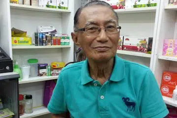 ENCIK RHAZALY NOENTIL: Kendalikan kedai Perubatan Tradisional Cina (TCM) halal di Geylang Serai, aktif dalam khidmat masyarakat dan masih mengayun batang golf. - Foto SUHAIMI MOHSEN