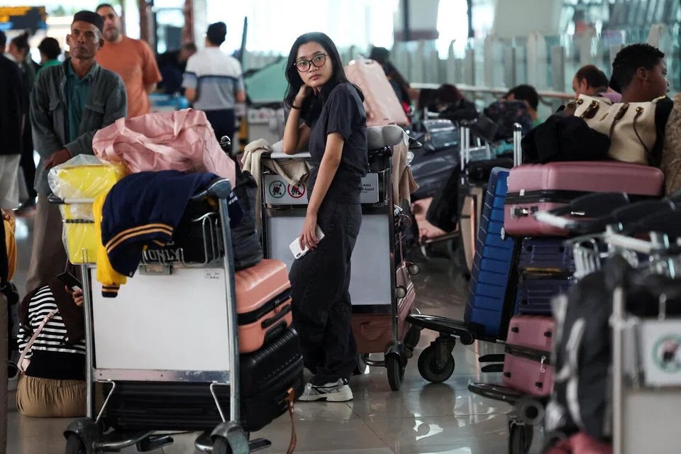 Seorang penumpang yang terkandas menunggu di terminal Lapangan Terbang Antarabangsa Soekarno-Hatta di Tangerang, dekat Jakarta, pada 7 September 2026, selepas operasi penerbangan dihentikan akibat abu daripada letusan Gunung Anak Krakatau. Gangguan itu memasuki hari kedua dengan ribuan penerbangan terjejas dan beberapa lapangan terbang di Indonesia masih ditutup.
