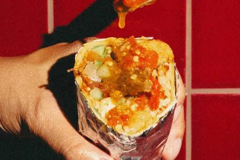 Hidangan moden dan mudah untuk menikmati nasi padang dengan Padang Wrap menggabungkan nasi perang dan merah bersama bahan-bahan lain dan kuah gulai dalam format mudah dibawa.