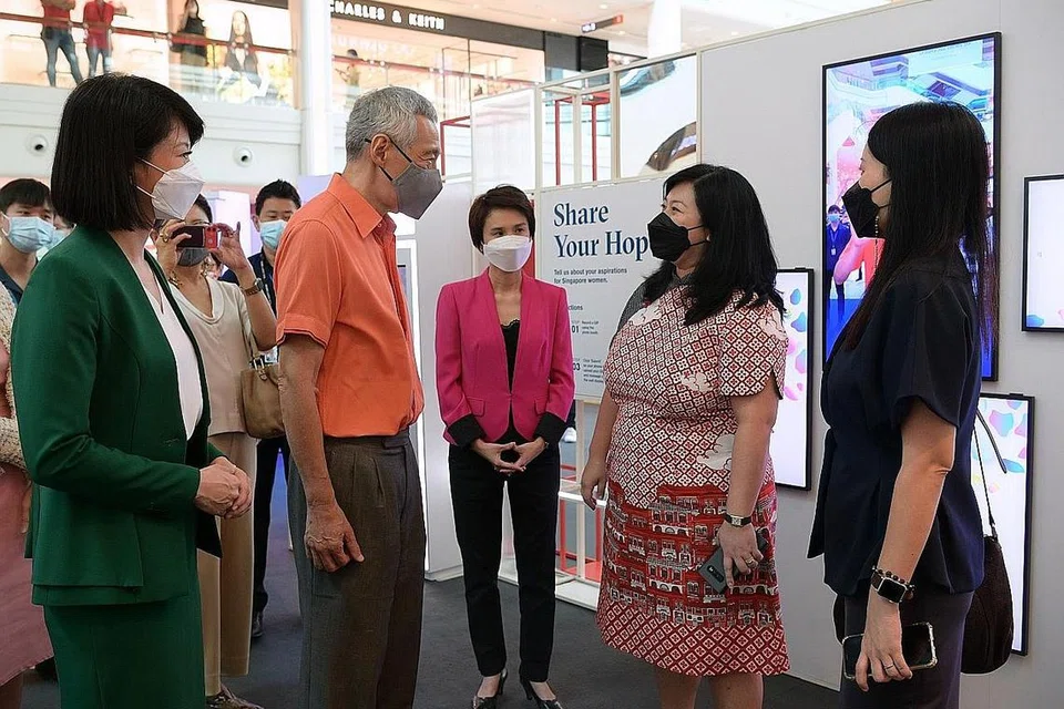 PAMERAN RAIKAN WANITA: (Dari kiri) Cik Sun Xueling; Encik Lee Hsien Loong; Cik Low Yen Ling; serta Pengarah NTUC bagi U SME dan Wanita dan Keluarga, Cik Yeo Wan Ling; dan Timbalan Ketua Pegawai Eksekutif Majlis Pertubuhan Wanita Singapura, Cik Lorraine Lim; pada pelancaran Pameran Raikan Wanita SG di Plaza Singapura semalam. - Foto BH oleh NG SOR LUAN