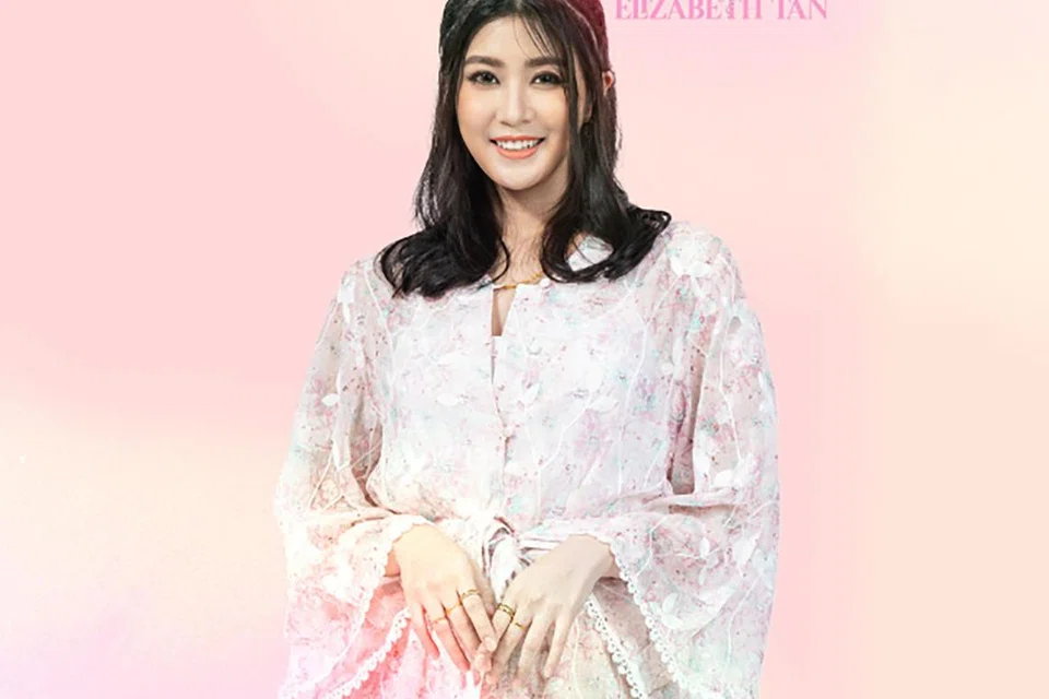 MENARUH HARAPAN: Seteleh empat hingga lima tahun tidak menyanyi kerana masalah keresahan dan kurang keyakinan diri, Elizabeth Tan, berharap masih ada yang sudi mendengar suaranya.