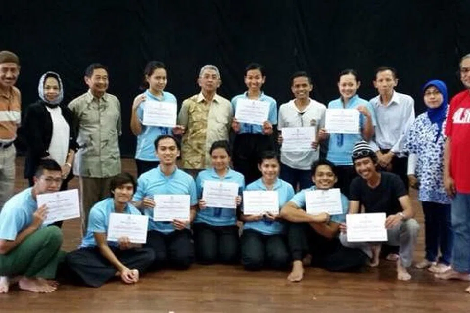 TIMBA ILMU: Sepuluh pereka tari daripada kumpulan tari, Era Dance Theatre dan Azpirasi Dance Group telah menyertai satu kursus di Institut Kesenian Jakarta (IKJ) pada Disember lalu. - Foto ERA DANCE THEATRE