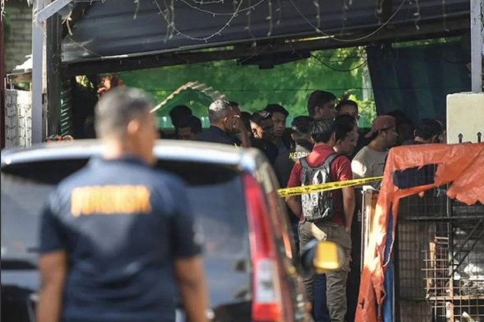 Seorang warga emas, Allahyarham Ibrahim Mydin, 61 tahun, dan anak angkatnya, Allahyarham Muhammad Muslim Mohd Zaini, 23 tahun, ditemukan rentung dalam satu kebakaran dipercayai dibunuh akibat dendam, di rumah mereka di Alor Setar, Kedah, pada 21 Januari.
