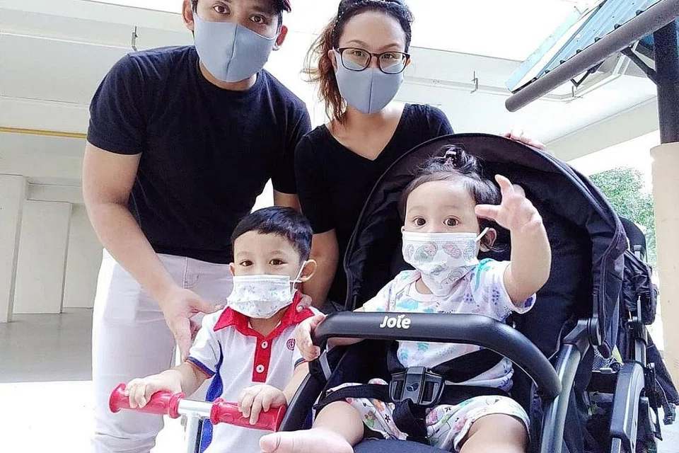 MENGALU-ALUKAN KELONGGARAN UNDANG-UNDANG: Dengan anak-anaknya, Firash Ilhan Muhammad Noh (kiri) dan Amelia Muhammad Noh (kanan) kembali ke pusat penjagaan anak dan penjagaan bayi, Cik Julianey yang turut bergambar bersama suaminya Encik Muhammad Noh Mohamed Ismail, berkata ini memberi peluang untuk beliau menghabiskan tugas yang tertunggak. - Foto ihsan JULIANEY RAHMAN