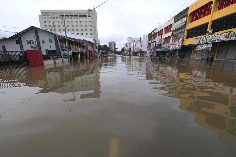 Limpahan air Sungai Kedah pada 19 September menyebabkan bandar Alor Setar dilanda banjir kilat. 