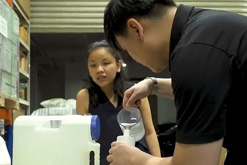 Tangkap layar daripada video 'Stay Prepared Temasek' di Twitter yang melibatkan kakitangannya menyediakan sanitiser tangan bagi kakitangan barisan utama. - Foto TEMASEK/TWITTER