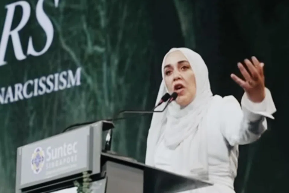 BICARA EMOSI: Cik Yasmin Mogahed semasa mengendalikan ceramah di Suntec City, Singapura 