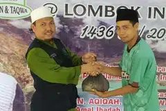 Pengasas Al-Imtaq International & Services, Ustaz Musa Zulkifli (kiri), di kandang kambing di kampung Bandok, Indonesia. Foto dirakam beberapa tahun lalu. 
