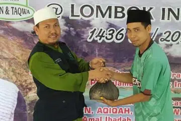 Pengasas Al-Imtaq International & Services, Ustaz Musa Zulkifli (kiri), di kandang kambing di kampung Bandok, Indonesia. Foto dirakam beberapa tahun lalu. 