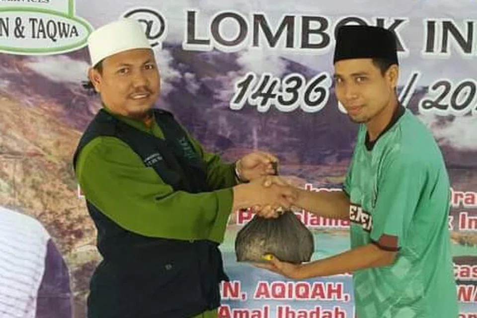 Pengasas Al-Imtaq International & Services, Ustaz Musa Zulkifli (kiri), di kandang kambing di kampung Bandok, Indonesia. Foto dirakam beberapa tahun lalu. 