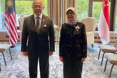 HUBUNGAN KUKUH: Presiden Halimah Yacob bertemu Yang di-Pertuan Agong Malaysia, Sultan Abdullah Ahmad Shah, di London bagi membincangkan kerjasama dua hala meliputi pelaksanaan pelbagai skim perjalanan rentas sempadan. - Foto FACEBOOK PRESIDEN HALIMAH YACOB