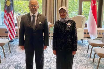 HUBUNGAN KUKUH: Presiden Halimah Yacob bertemu Yang di-Pertuan Agong Malaysia, Sultan Abdullah Ahmad Shah, di London bagi membincangkan kerjasama dua hala meliputi pelaksanaan pelbagai skim perjalanan rentas sempadan. - Foto FACEBOOK PRESIDEN HALIMAH YACOB