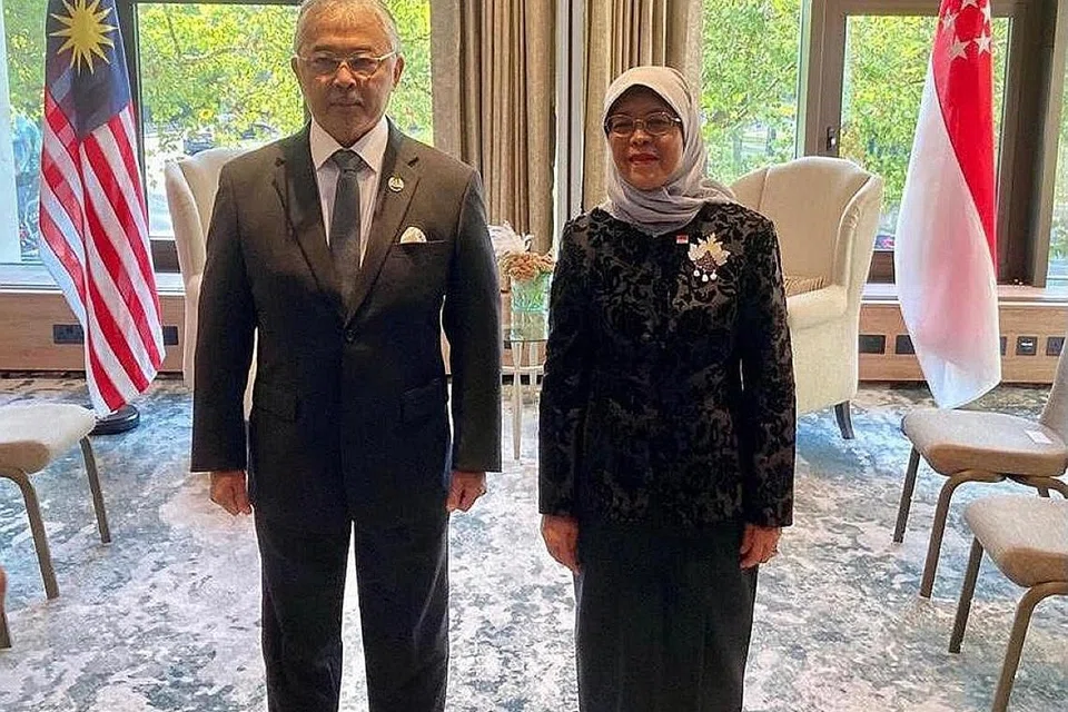 HUBUNGAN KUKUH: Presiden Halimah Yacob bertemu Yang di-Pertuan Agong Malaysia, Sultan Abdullah Ahmad Shah, di London bagi membincangkan kerjasama dua hala meliputi pelaksanaan pelbagai skim perjalanan rentas sempadan. - Foto FACEBOOK PRESIDEN HALIMAH YACOB