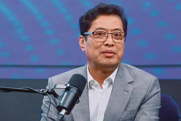 Mantan Ketua Suruhanjaya Pencegahan Rasuah (SPRM), Tan Sri Azam Baki, disiasat pihak berkuasa mengenai kontroversi pemilikan saham melebihi had dibenarkan dan dakwaan ugutan jenayah oleh sindiket didalangi pegawai SPRM yang dilabelkan sebagai ‘mafia korporat’. 