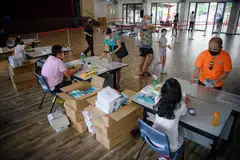 PENJAGAAN KESIHATAN DIRI: Sekitar 3.67 juta pelitup yang boleh digunakan semula telah diambil oleh penduduk sama ada melalui mesin swalayan atau dari kaunter Kelab Masyarakat (CC) dan pusat Jawatankuasa Penduduk (RC). 