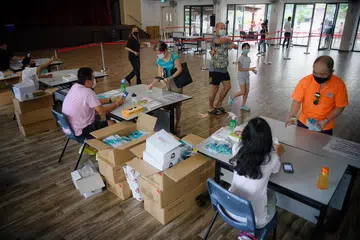 PENJAGAAN KESIHATAN DIRI: Sekitar 3.67 juta pelitup yang boleh digunakan semula telah diambil oleh penduduk sama ada melalui mesin swalayan atau dari kaunter Kelab Masyarakat (CC) dan pusat Jawatankuasa Penduduk (RC). 