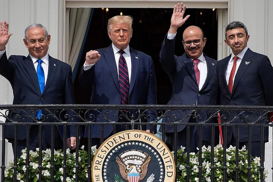 JALIN HUBUNGAN: Foto yang diambil pada 15 September menunjukkan (dari kiri) Perdana Menteri Israel Benjamin Netanyahu, Presiden Amerika Syarikat Donald Trump, Menteri Luar Bahrain Abdullatif al-Zayani, dan Menteri Luar Emiriah Arab Bersatu (UAE) Abdullah bin Zayed Al-Nahyan melambai dari Balkoni Truman di Rumah Putih setelah mereka menandatangani Perjanjian Abraham di mana Bahrain dan UAE mengiktiraf Israel. - Foto AFP