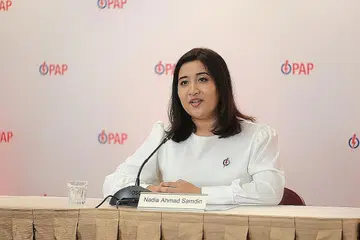 PENGALAMAN BERHARGA: Sepanjang berkempen dalam pilihan raya umum ini, calon termuda PAP, Cik Nadia, akur menimba pelbagai pengalaman berharga, lebih-lebih lagi apabila bertemu dengan warga emas - salah satu golongan yang menjadi keprihatinannya. - Foto PAP 