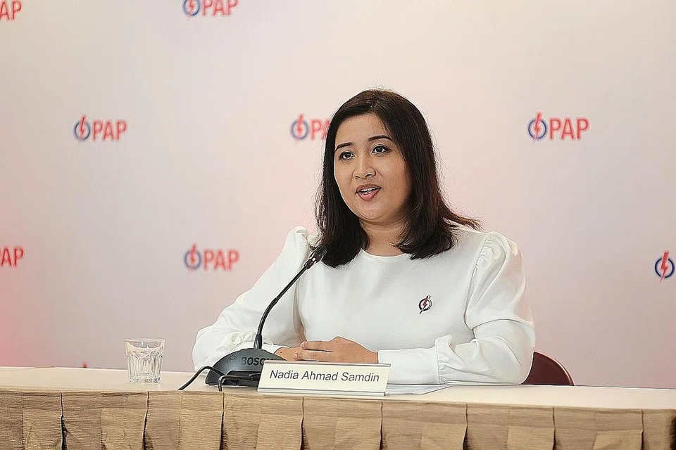 PENGALAMAN BERHARGA: Sepanjang berkempen dalam pilihan raya umum ini, calon termuda PAP, Cik Nadia, akur menimba pelbagai pengalaman berharga, lebih-lebih lagi apabila bertemu dengan warga emas - salah satu golongan yang menjadi keprihatinannya. - Foto PAP 