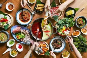HIDANGAN TAHUN BARU CINA: Nikmati pelbagai juadah di The Buffet, Hotel M Singapore, seperti ikan salmon bakar dengan rempah Mala Si Chuan dan ‘Abalone Peng Cai with Dried Moss’.